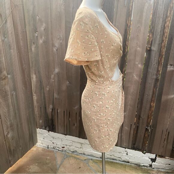 MAJORELLE Evelyn Dress in Tan Ditsy size medium - Picture 9 of 12